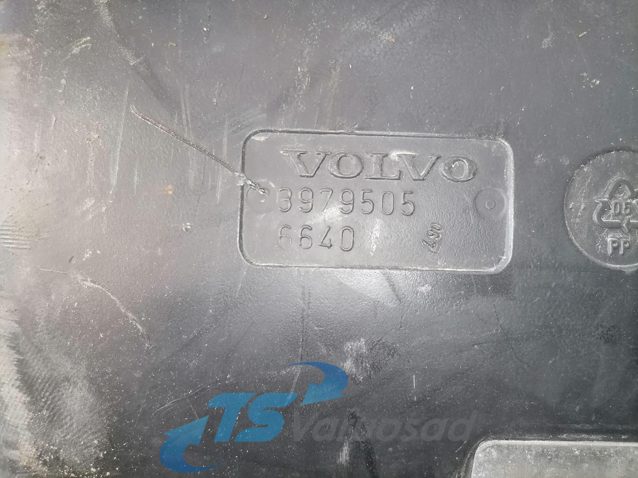 Volvo Air filter housing 3979505 - Air intake system for Truck: picture 3 Volvo Air filter housing 3979505 - Air intake system for Truck: picture 3