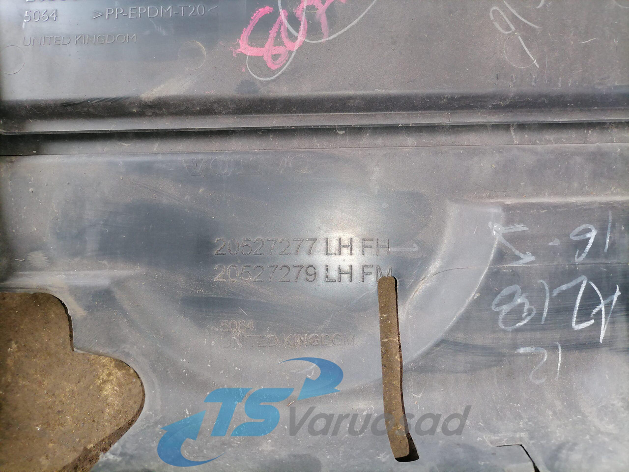 Volvo Iluvõre plastik 20527277 - Grill for Truck: picture 4 Volvo Iluvõre plastik 20527277 - Grill for Truck: picture 4