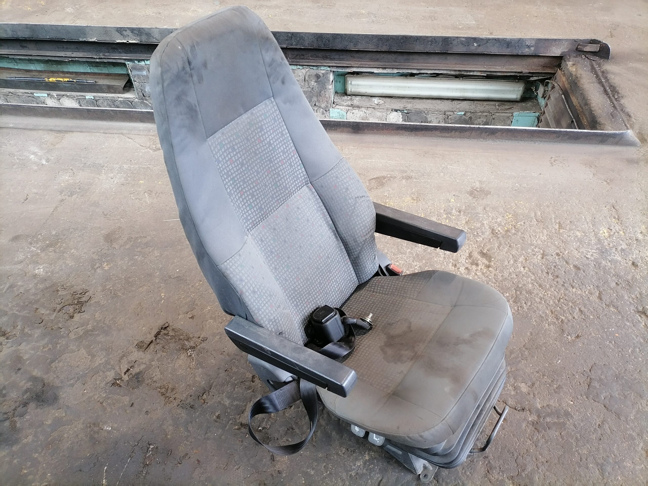 Volvo Passenger seat 20591478 - Seat for Truck: picture 2 Volvo Passenger seat 20591478 - Seat for Truck: picture 2