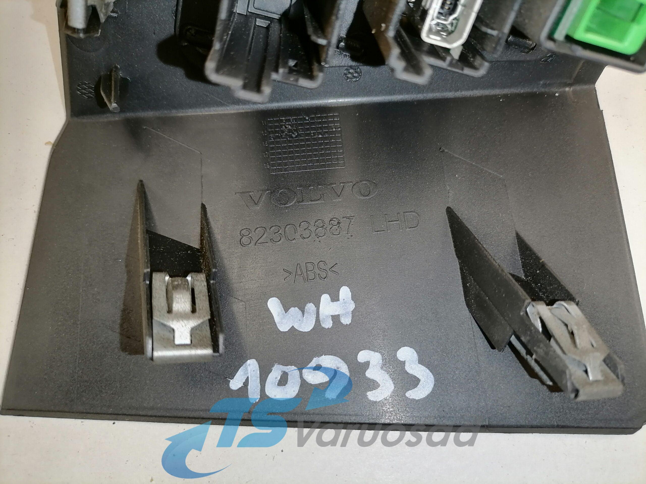 Volvo Volvo USB / AUX connector panel 82303887 - Electrical system for Truck: picture 3 Volvo Volvo USB / AUX connector panel 82303887 - Electrical system for Truck: picture 3