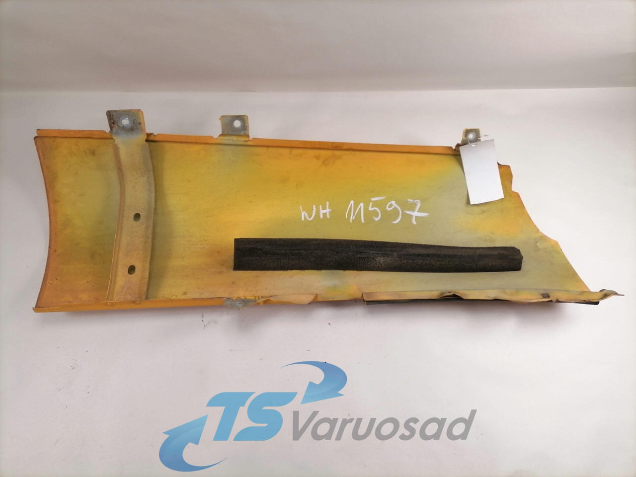 Volvo Volvo kabiini nurgapõsk, parem 20379176 - Grill for Truck: picture 2 Volvo Volvo kabiini nurgapõsk, parem 20379176 - Grill for Truck: picture 2