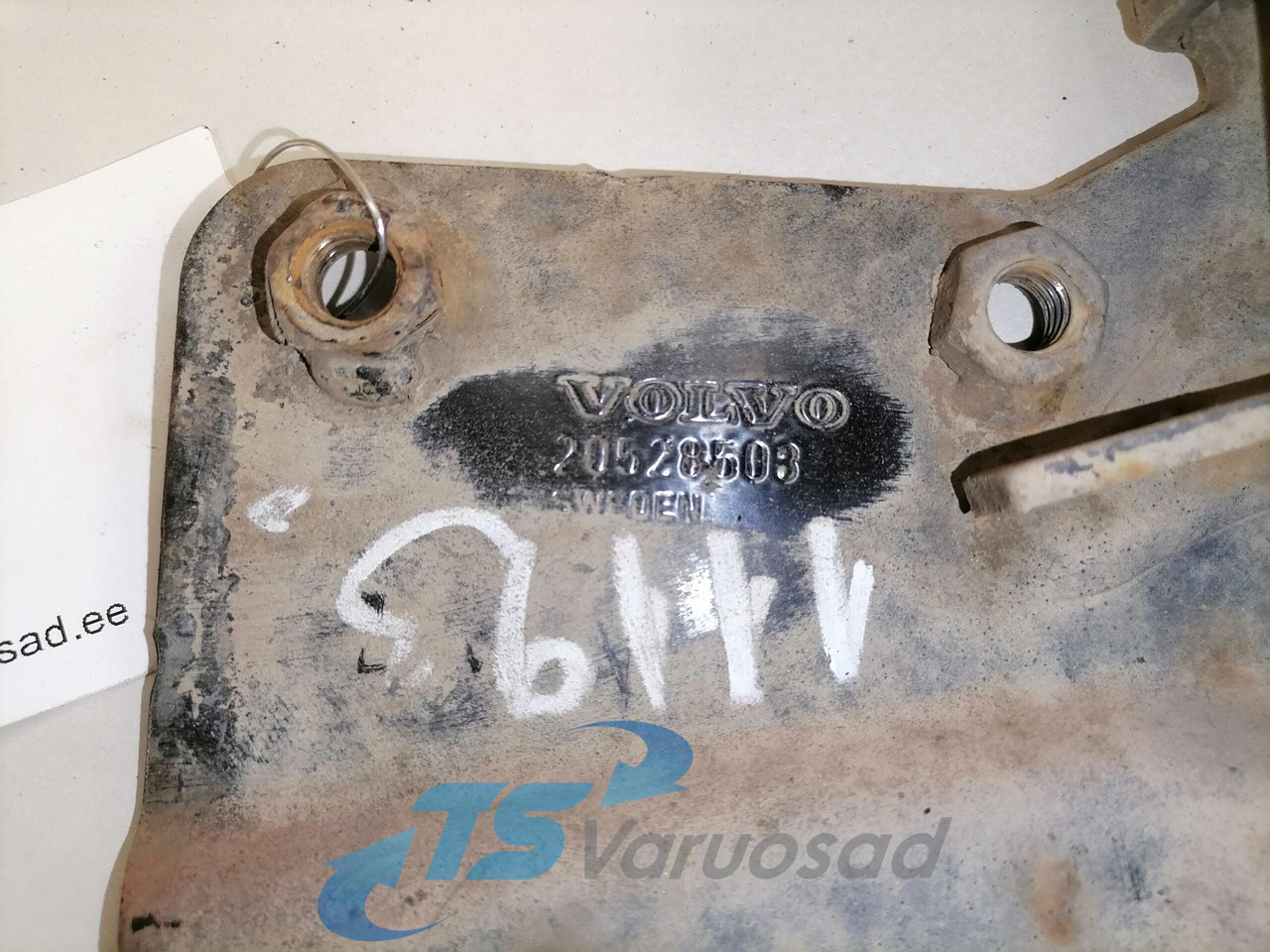 Volvo lower grille carrier hinge 20528503 - Grill for Truck: picture 2 Volvo lower grille carrier hinge 20528503 - Grill for Truck: picture 2