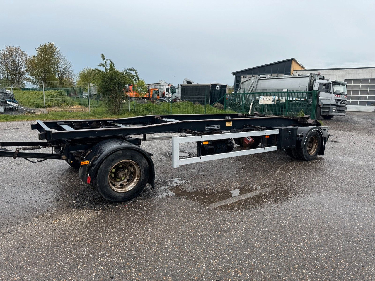 Hüffermann 2 Achs Abrollanhänger mit Schlitten - Roll-off/ Skip trailer: picture 1 Hüffermann 2 Achs Abrollanhänger mit Schlitten - Roll-off/ Skip trailer: picture 1
