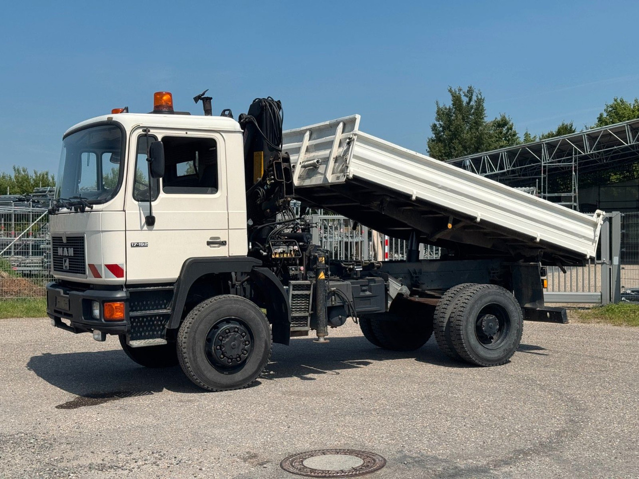 MAN 17.192 4X4 Kipper & Kran Original 116000 km - Tipper, Crane truck: picture 1 MAN 17.192 4X4 Kipper & Kran Original 116000 km - Tipper, Crane truck: picture 1