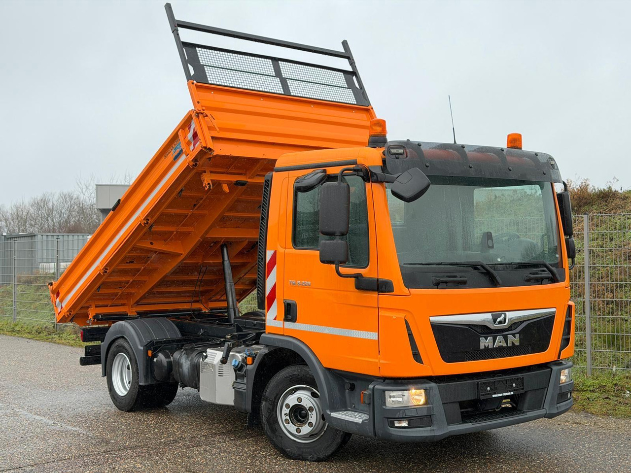 MAN 8.220 4x2 MEILLER 3S. Kipper | Sperrdiff. | AC - Tipper: picture 1 MAN 8.220 4x2 MEILLER 3S. Kipper | Sperrdiff. | AC - Tipper: picture 1