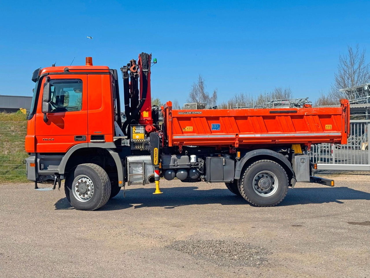 Mercedes-Benz 1844 4x4 Meiller 3S Bordmatik Palfinger PK16001K - Tipper: picture 3 Mercedes-Benz 1844 4x4 Meiller 3S Bordmatik Palfinger PK16001K - Tipper: picture 3