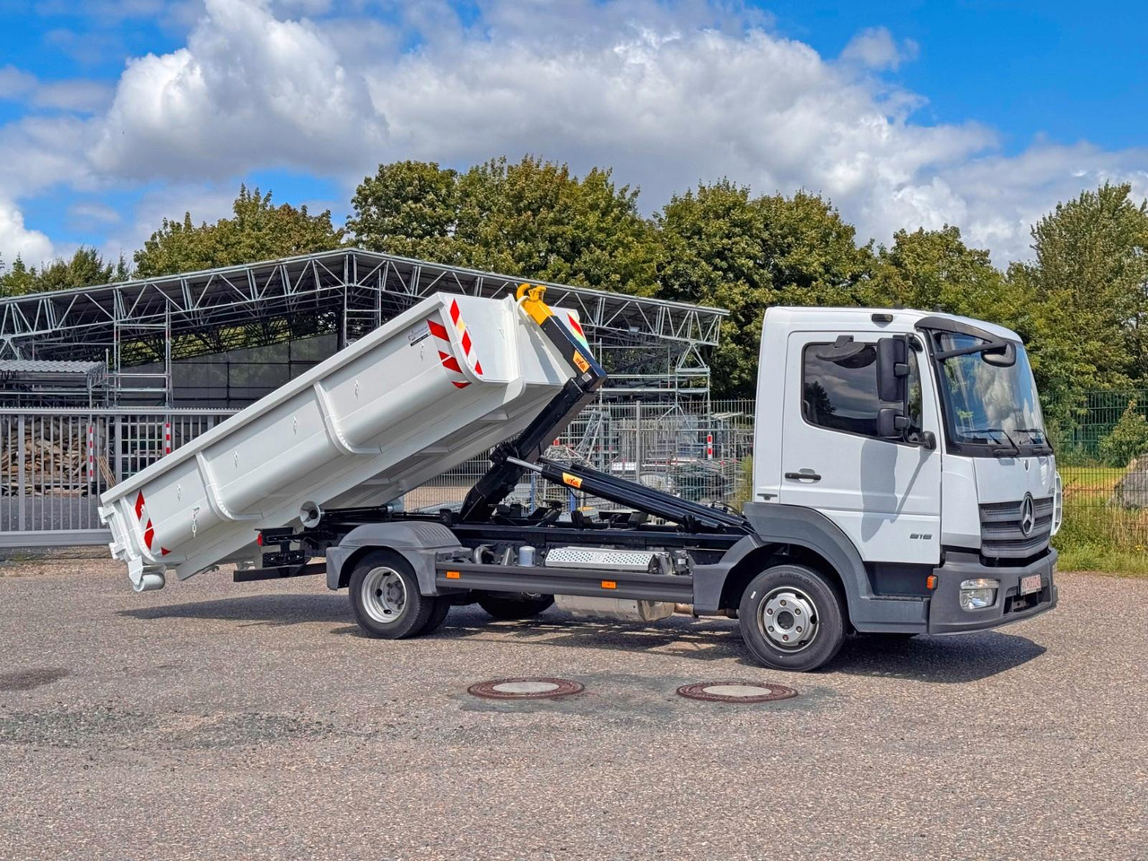 Mercedes-Benz 816 4X2 mit neuem Hyva Abroller Funk - Hook lift truck: picture 1 Mercedes-Benz 816 4X2 mit neuem Hyva Abroller Funk - Hook lift truck: picture 1