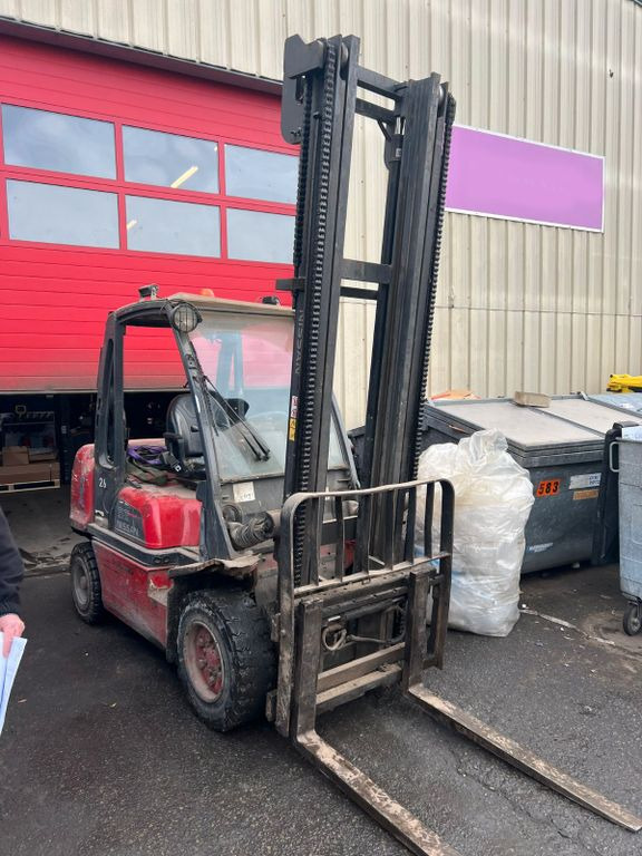 Nissan 32 Diesel 13100 Stunden Nissan 32 Diesel 13100 Stunden - Forklift: picture 1 Nissan 32 Diesel 13100 Stunden Nissan 32 Diesel 13100 Stunden - Forklift: picture 1