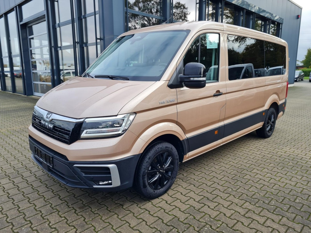 Volkswagen Crafter 35 / TGE 3.180 Kombi 9 Sitze LEDER Sonderumbau - Minibus, Passenger van: picture 3 Volkswagen Crafter 35 / TGE 3.180 Kombi 9 Sitze LEDER Sonderumbau - Minibus, Passenger van: picture 3