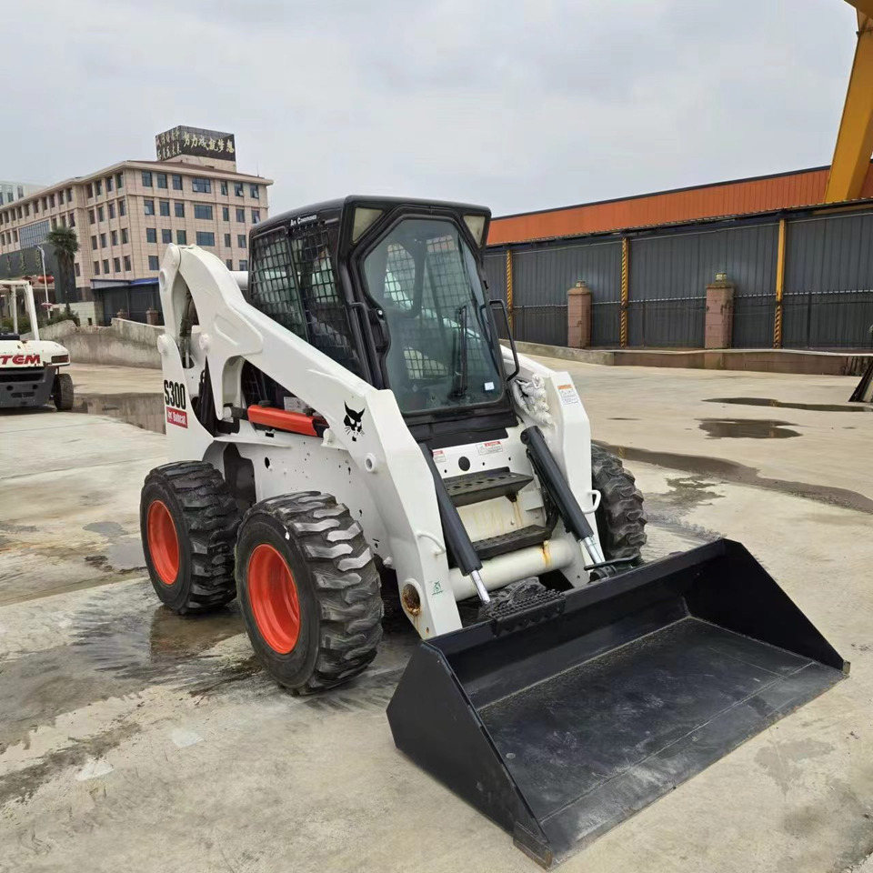 BOBCAT S300 - Skid steer loader: picture 1 BOBCAT S300 - Skid steer loader: picture 1