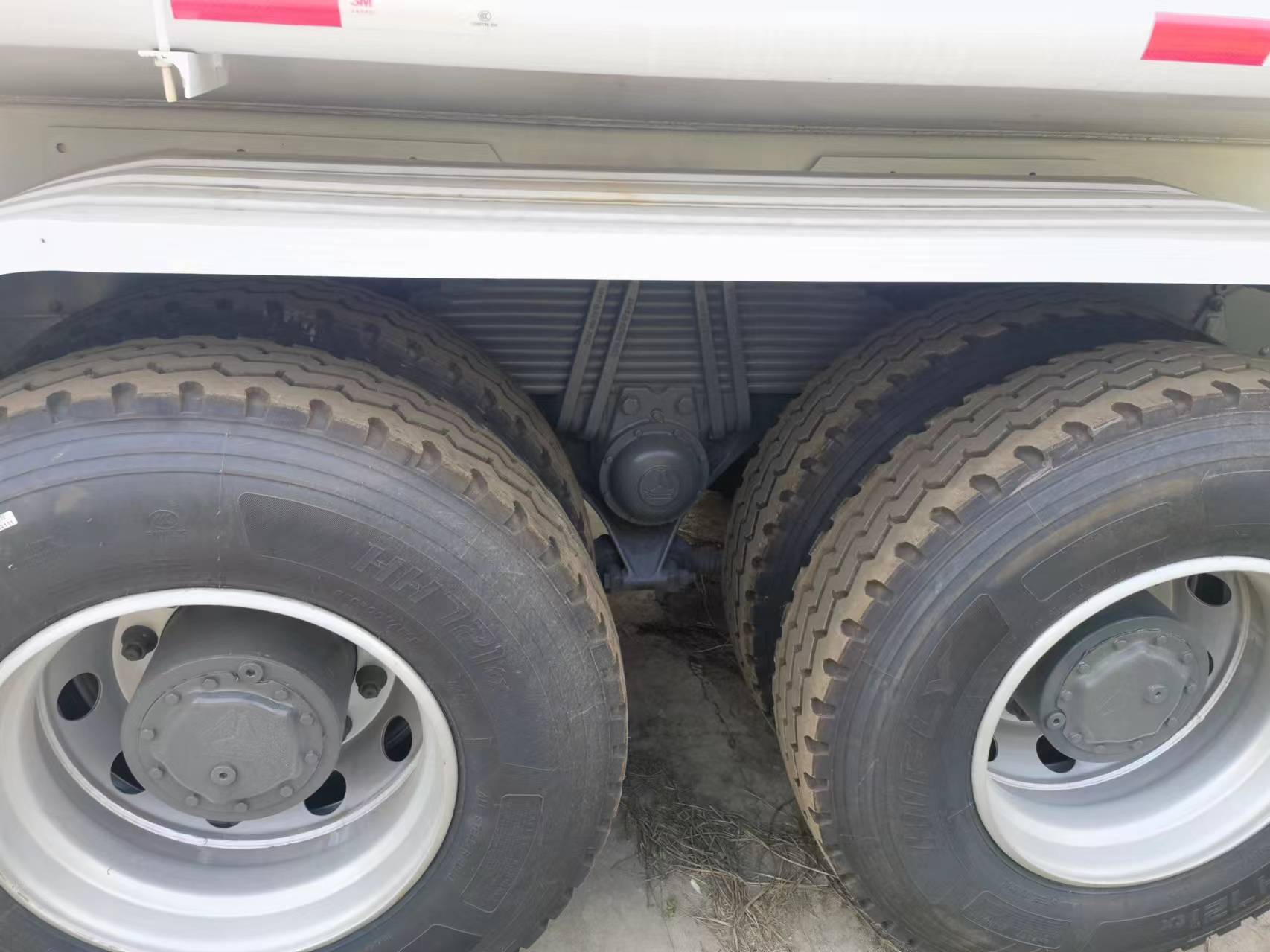 Sinotruk HOWO 371 6*4 Tank truck - Tank truck: picture 2 Sinotruk HOWO 371 6*4 Tank truck - Tank truck: picture 2