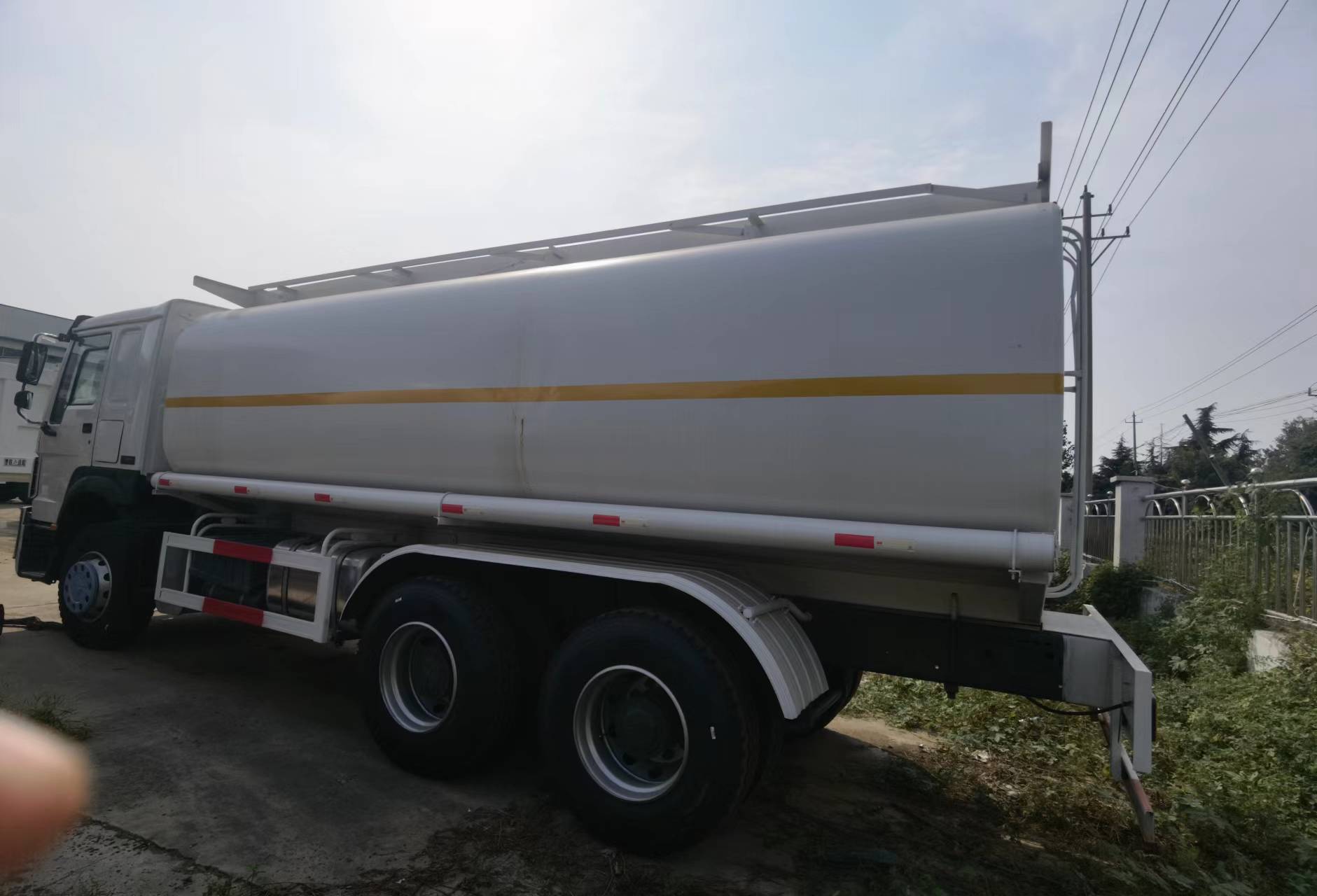 Sinotruk HOWO 371 6*4 Tank truck - Tank truck: picture 5 Sinotruk HOWO 371 6*4 Tank truck - Tank truck: picture 5