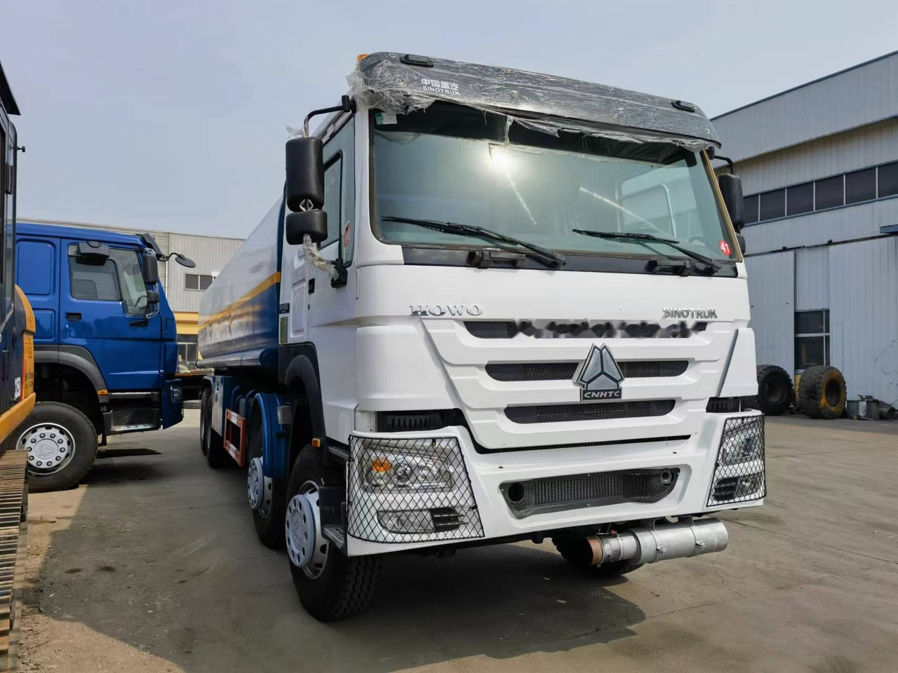 Sinotruk HOWO 375 8*4 Tank truck - Tank truck: picture 3 Sinotruk HOWO 375 8*4 Tank truck - Tank truck: picture 3