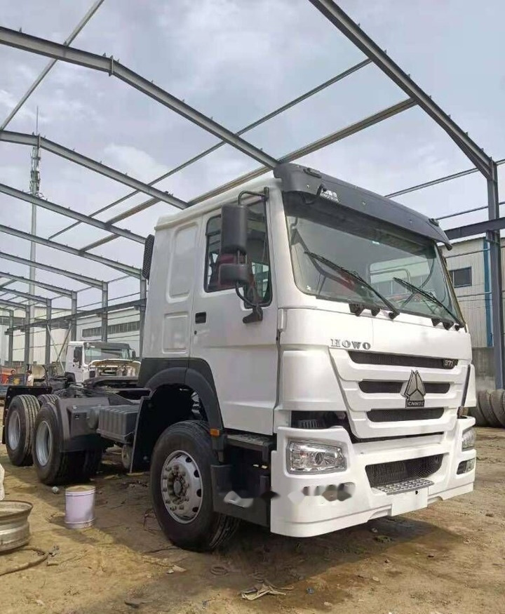 Sinotruk HOWO 6*4 Tractor - Container transporter/ Swap body truck: picture 3 Sinotruk HOWO 6*4 Tractor - Container transporter/ Swap body truck: picture 3