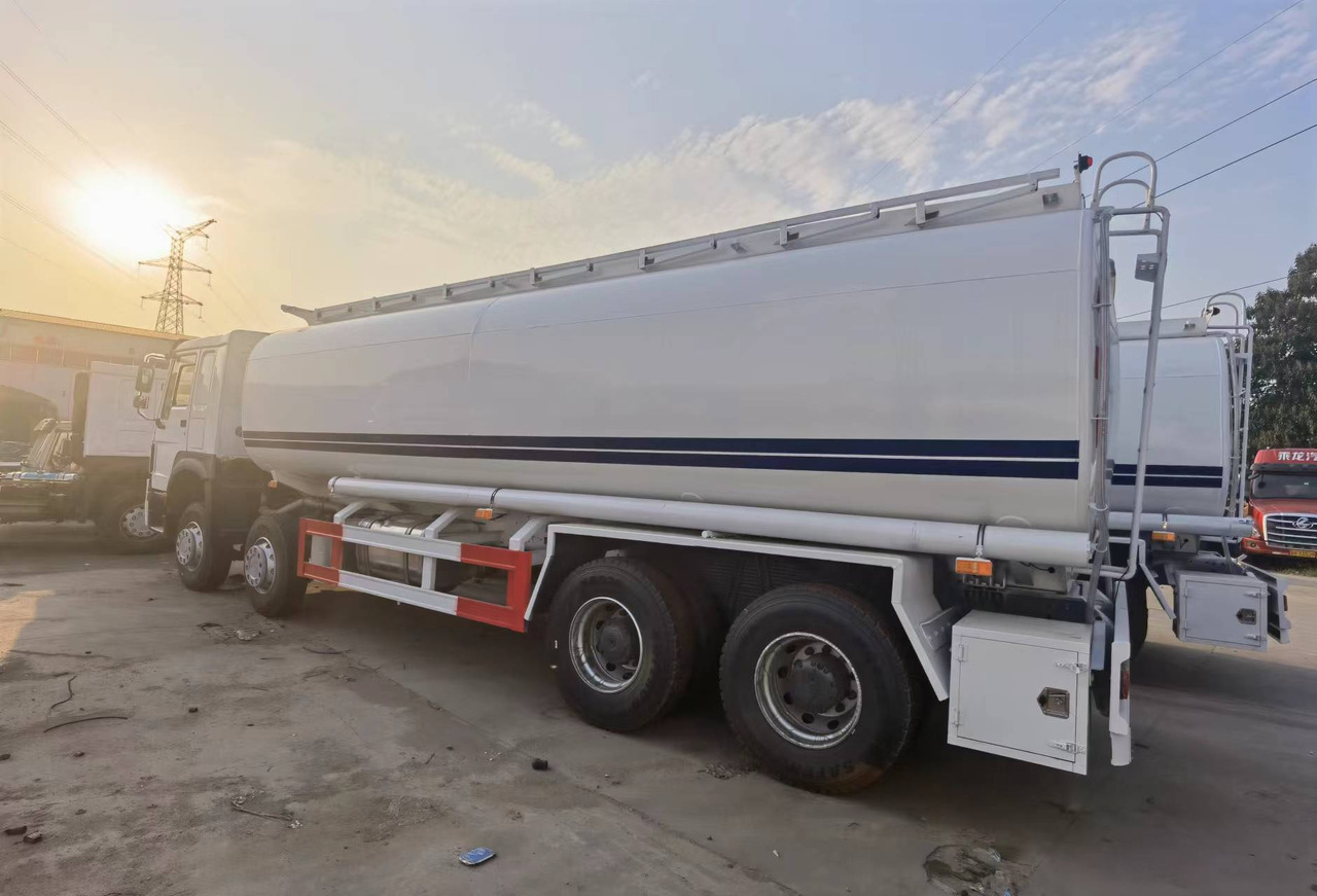 Sinotruk HOWO 8*4 Tank truck - Tank truck: picture 2 Sinotruk HOWO 8*4 Tank truck - Tank truck: picture 2