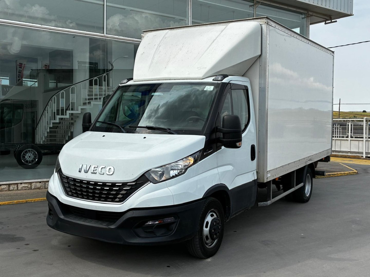 Caja cerrada con plataforma elevadora IVECO 35C16 20m3 Automática - Box van: picture 1 Caja cerrada con plataforma elevadora IVECO 35C16 20m3 Automática - Box van: picture 1