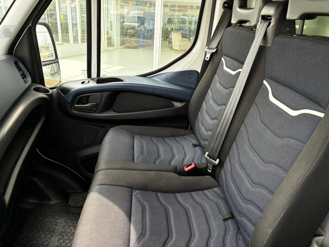 Box van Caja cerrada con plataforma elevadora IVECO 35C16  20m3 Automática: picture 9