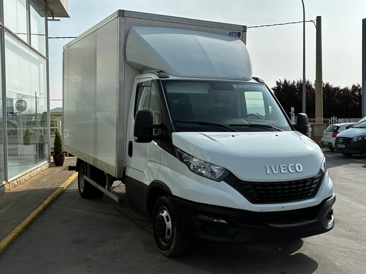 Caja cerrada con plataforma elevadora IVECO 35C16 20m3 - Box van: picture 3 Caja cerrada con plataforma elevadora IVECO 35C16 20m3 - Box van: picture 3