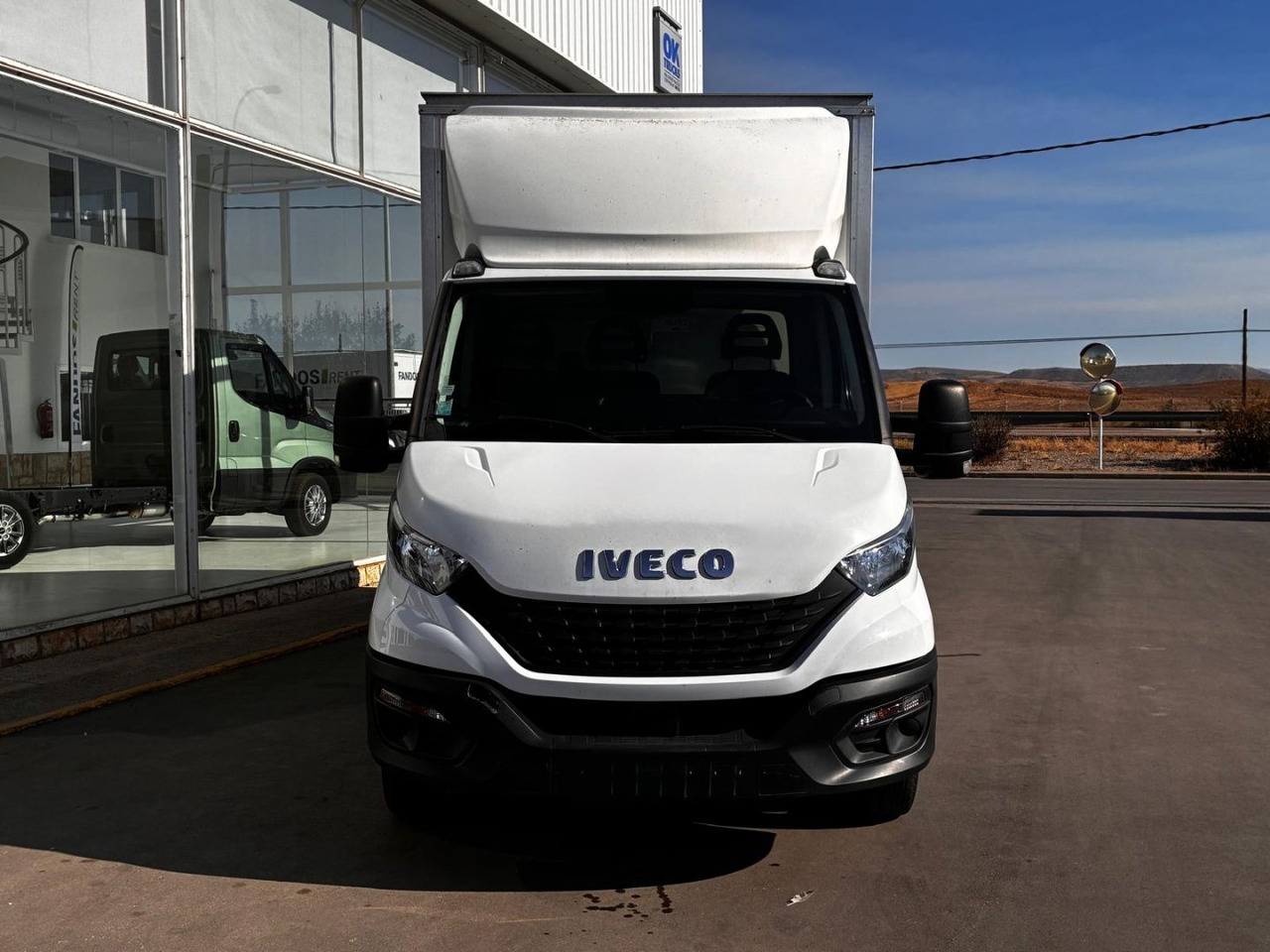 Caja cerrada con plataforma elevadora IVECO 35C16 20m3 - Box van: picture 2 Caja cerrada con plataforma elevadora IVECO 35C16 20m3 - Box van: picture 2