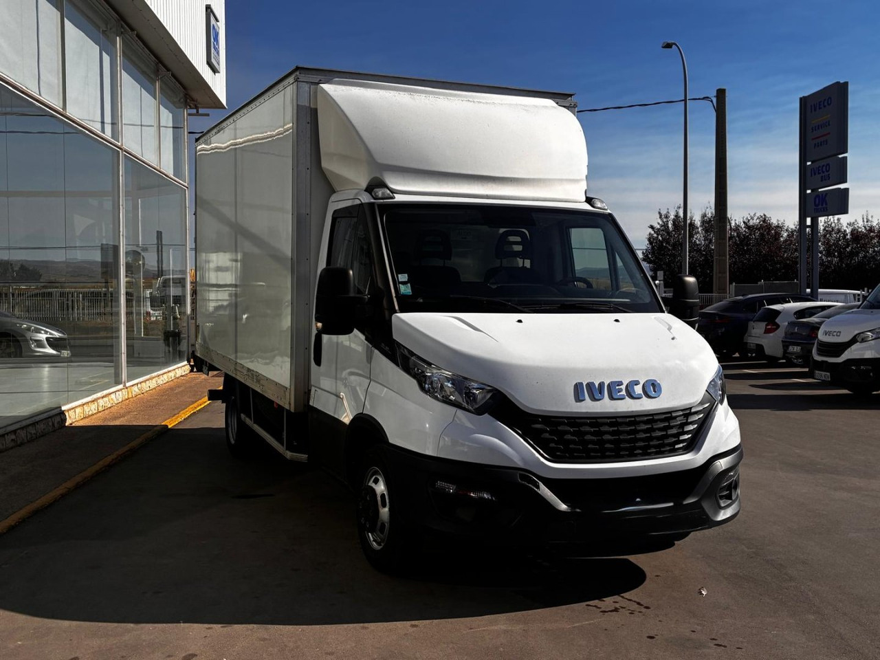Caja cerrada con plataforma elevadora IVECO 35C16 20m3 - Box van: picture 3 Caja cerrada con plataforma elevadora IVECO 35C16 20m3 - Box van: picture 3