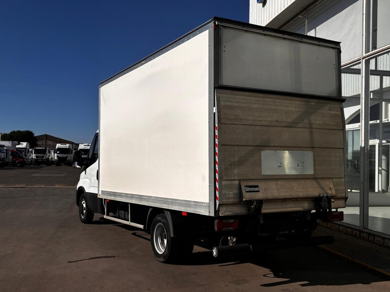 Caja cerrada con plataforma elevadora IVECO 35C16 20m3 - Box van: picture 4 Caja cerrada con plataforma elevadora IVECO 35C16 20m3 - Box van: picture 4