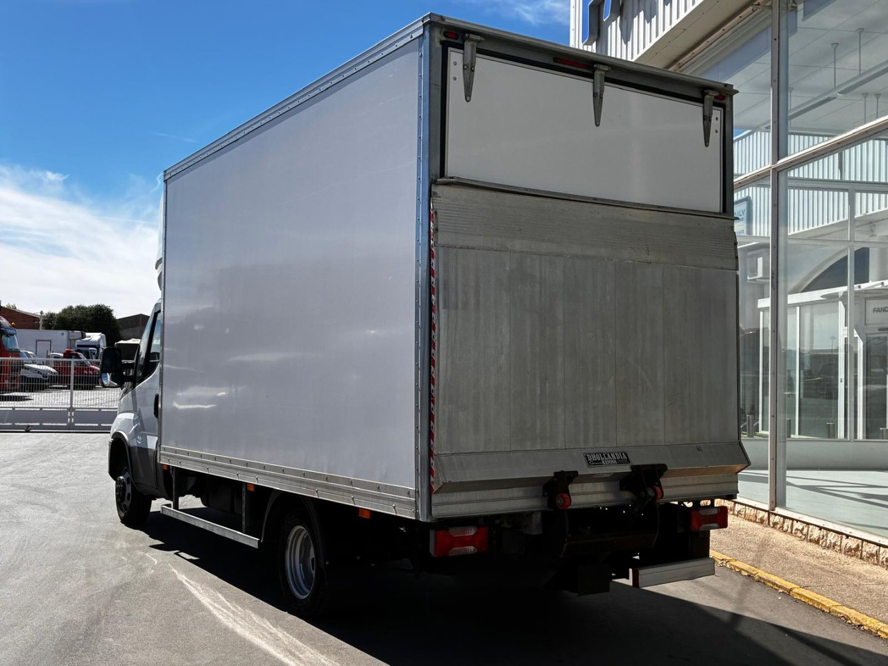 Caja cerrada con plataforma elevadora IVECO 35C16 20m3 con puerta lateral - Box van: picture 4 Caja cerrada con plataforma elevadora IVECO 35C16 20m3 con puerta lateral - Box van: picture 4