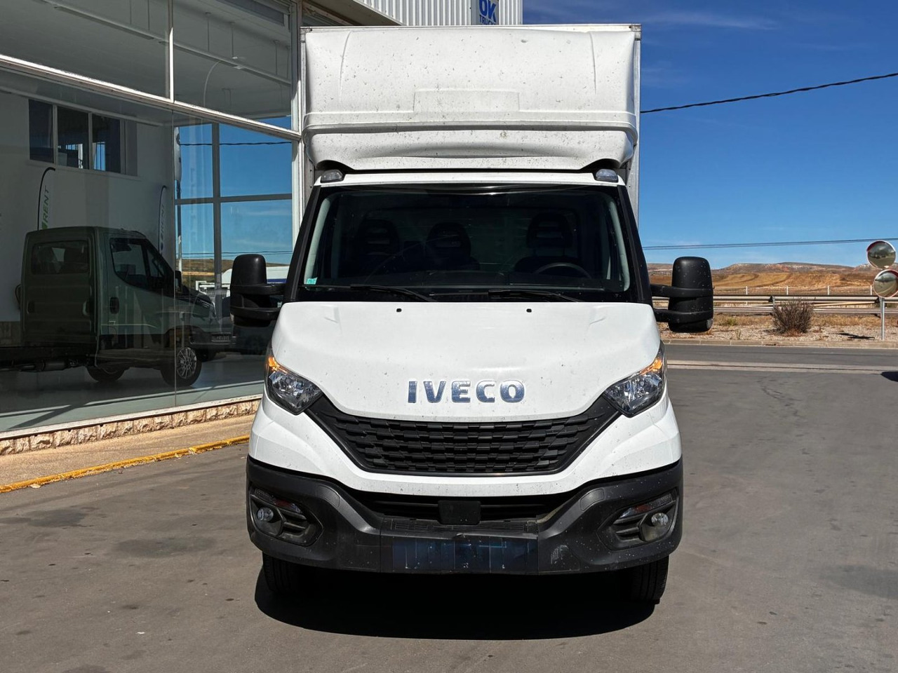 Caja cerrada con plataforma elevadora IVECO 35C16 20m3 con puerta lateral - Box van: picture 2 Caja cerrada con plataforma elevadora IVECO 35C16 20m3 con puerta lateral - Box van: picture 2