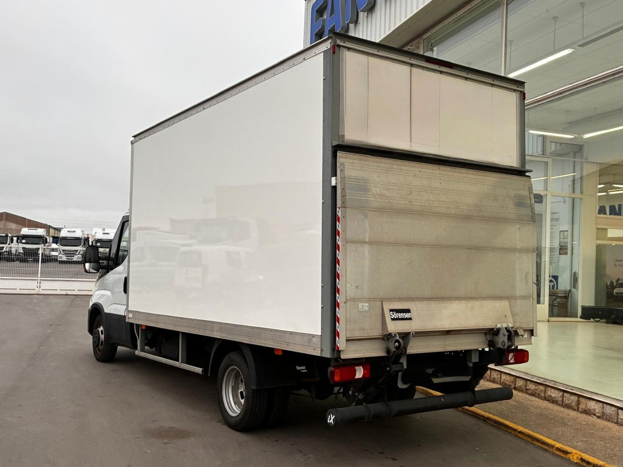Caja cerrada con plataforma elevadora IVECO 35C16 3.0 20m3 - Box van: picture 4 Caja cerrada con plataforma elevadora IVECO 35C16 3.0 20m3 - Box van: picture 4