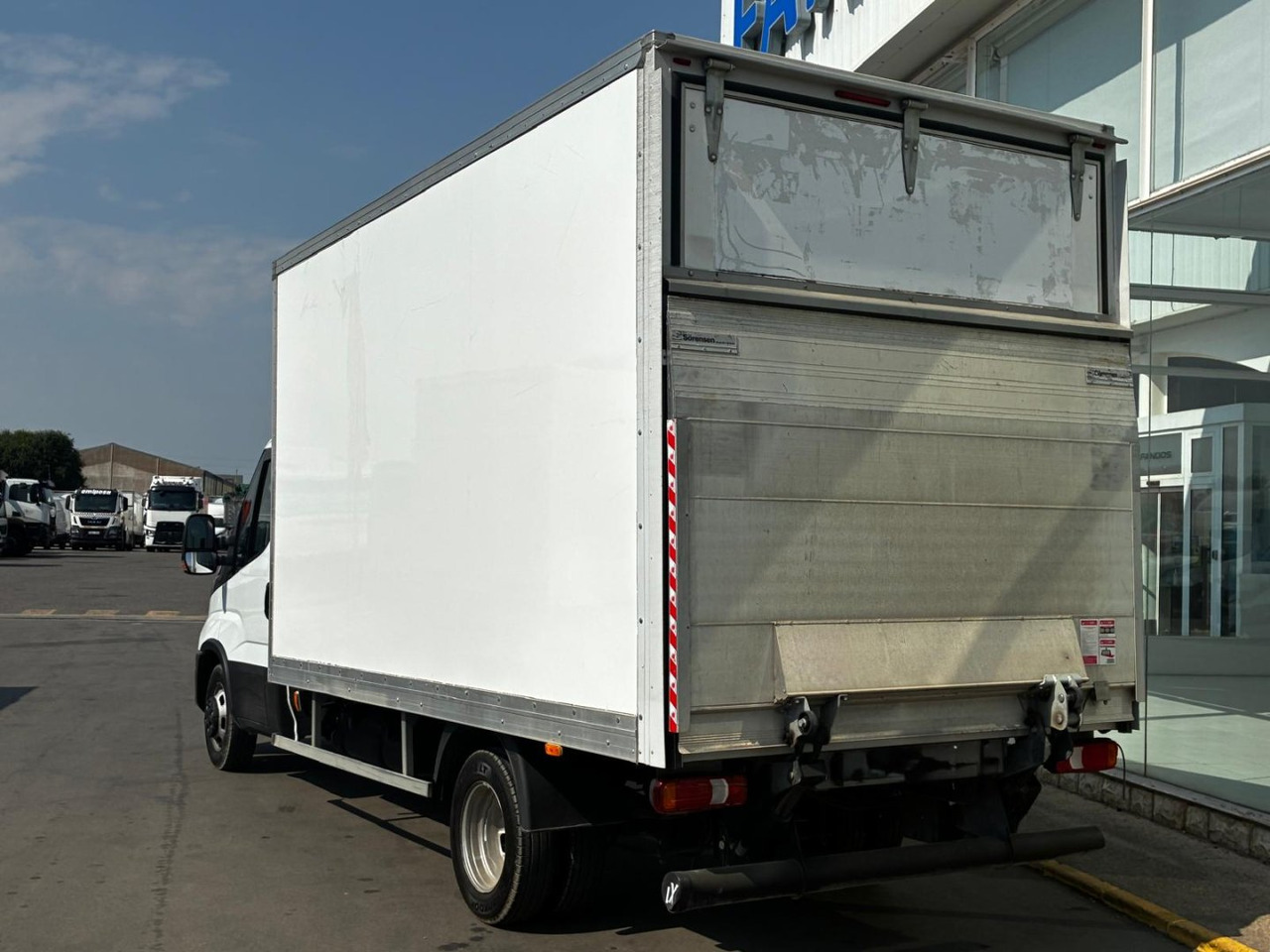 Caja cerrada con plataforma elevadora IVECO 35C16 3.0 20m3 - Box van: picture 4 Caja cerrada con plataforma elevadora IVECO 35C16 3.0 20m3 - Box van: picture 4