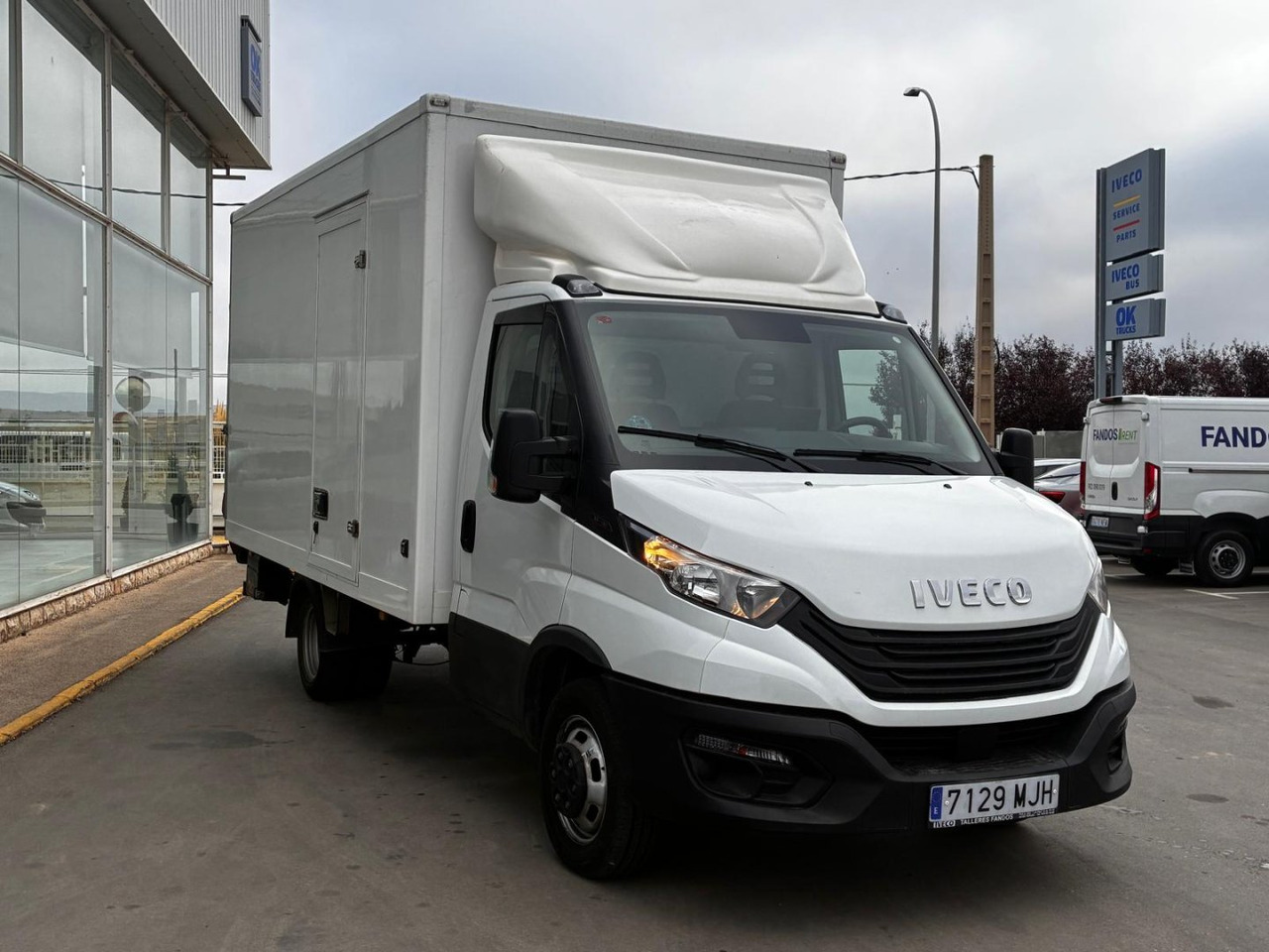 Caja cerrada con plataforma elevadora IVECO 35C16 3.0 20m3 con puerta lateral - Box van: picture 3 Caja cerrada con plataforma elevadora IVECO 35C16 3.0 20m3 con puerta lateral - Box van: picture 3