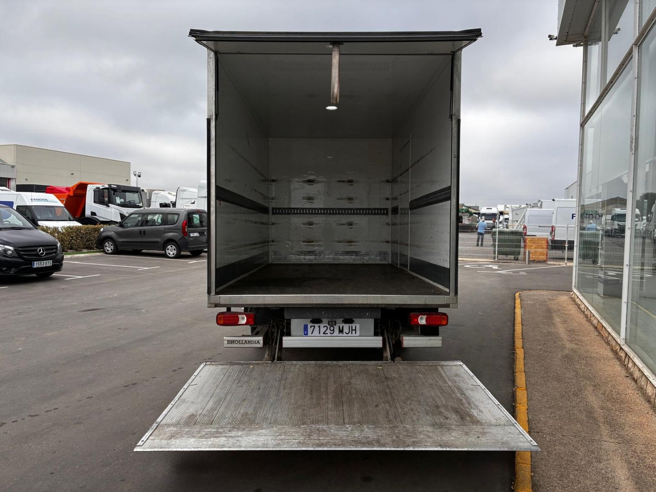 Caja cerrada con plataforma elevadora IVECO 35C16 3.0 20m3 con puerta lateral - Box van: picture 5 Caja cerrada con plataforma elevadora IVECO 35C16 3.0 20m3 con puerta lateral - Box van: picture 5