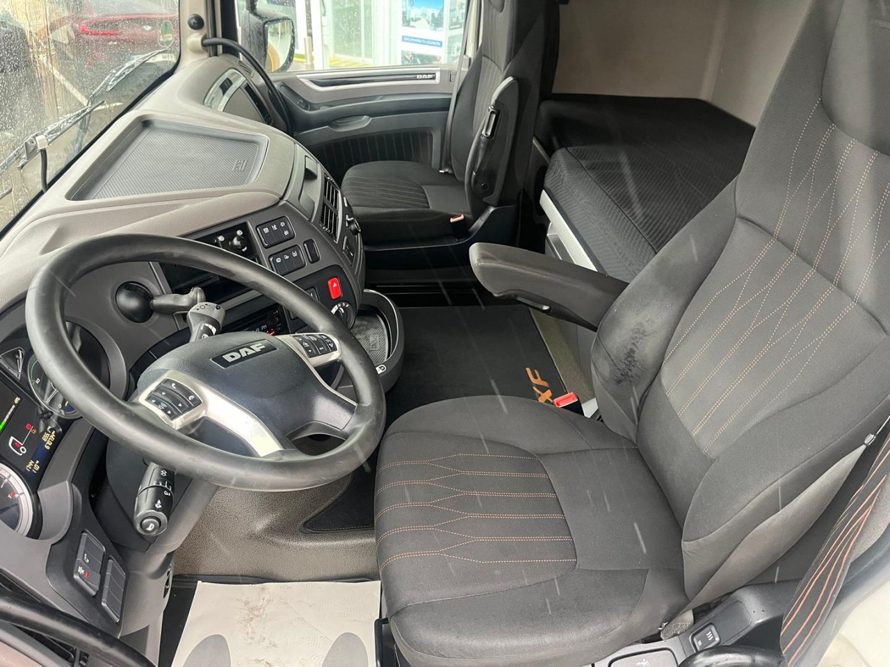 Interior photo 2: Tractor unit Cabeza Tractora DAF 480 AUTOMATICA CON INTARDER