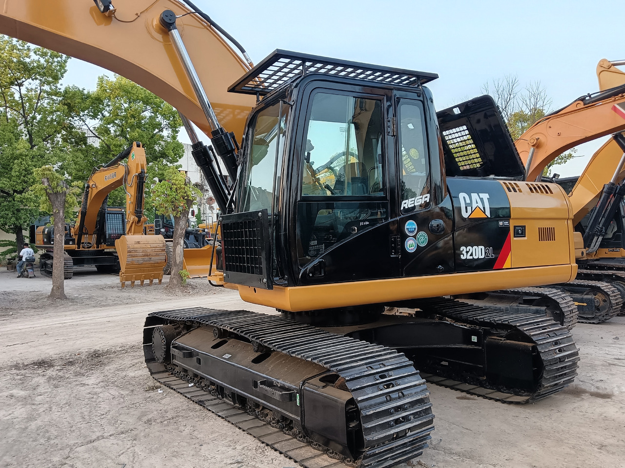 Crawler excavator CAT 320D2L: picture 1