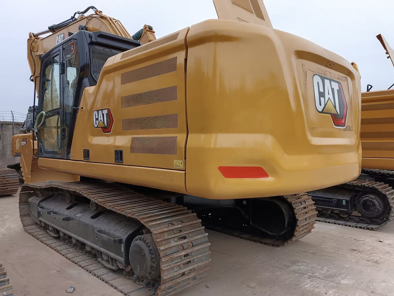 Crawler excavator CAT 330GC: picture 1