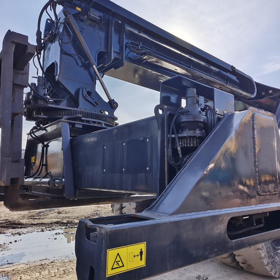 KALMAR DRT 450 60S5K - Reach stacker: picture 5 KALMAR DRT 450 60S5K - Reach stacker: picture 5