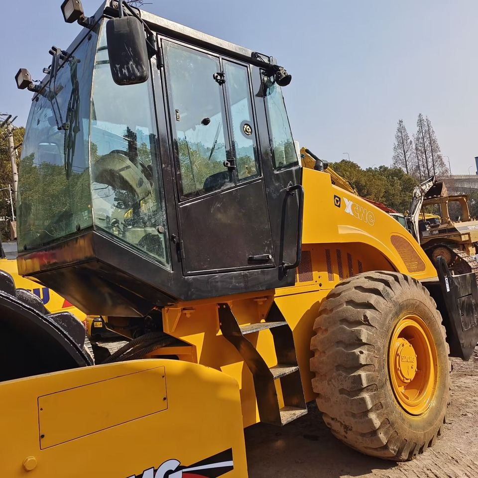 XCMG XS223J Goat Horn Vibratory Roller Compactor - Road roller: picture 3 XCMG XS223J Goat Horn Vibratory Roller Compactor - Road roller: picture 3