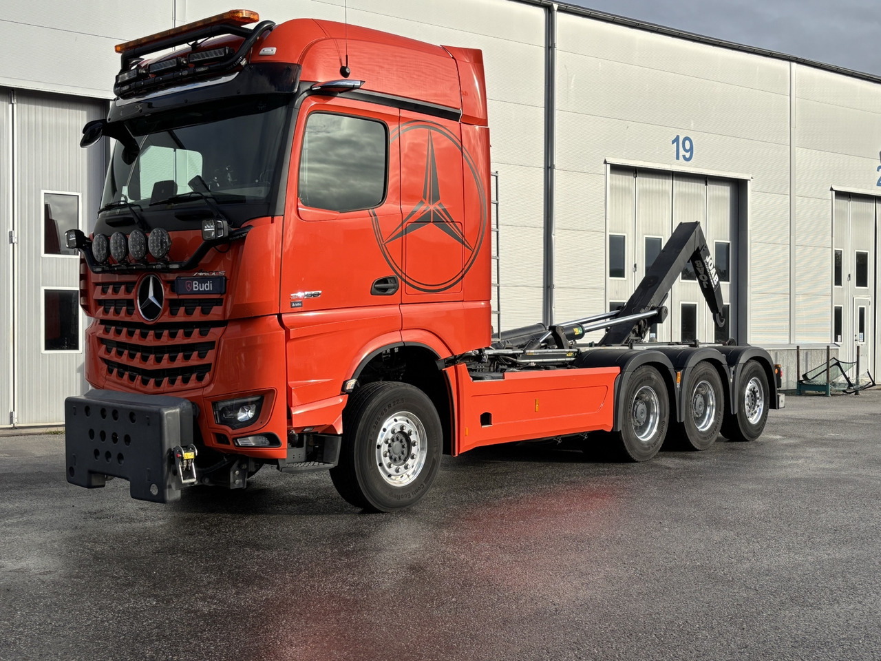 Tridemväxlare Mercedes-Benz Arocs 3758 -2023 | JOAB 24 ton | Plogutrustad - Hook lift truck: picture 1 Tridemväxlare Mercedes-Benz Arocs 3758 -2023 | JOAB 24 ton | Plogutrustad - Hook lift truck: picture 1