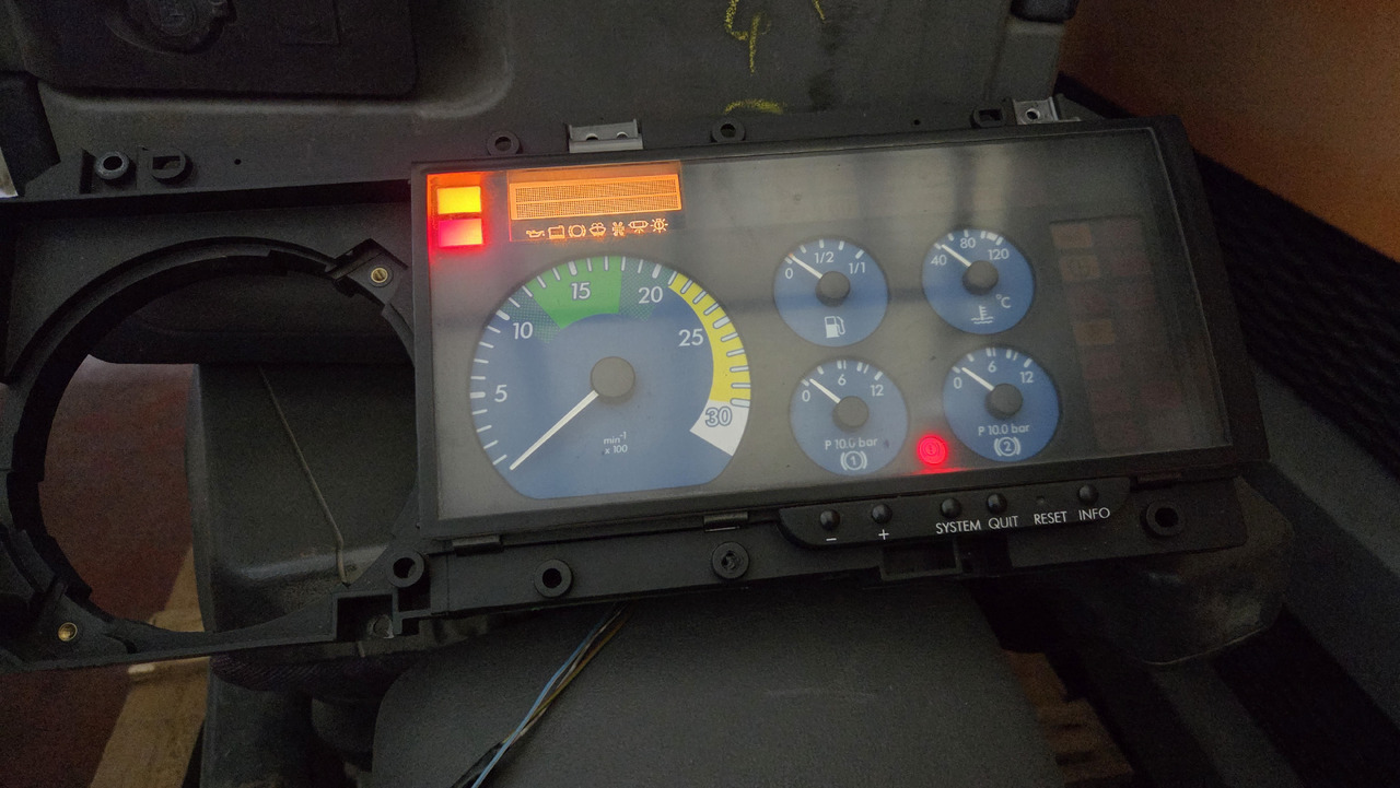 MERCEDES INSTRUMENT PANEL ATEGO A0004464521 - Dashboard: picture 1 MERCEDES INSTRUMENT PANEL ATEGO A0004464521 - Dashboard: picture 1