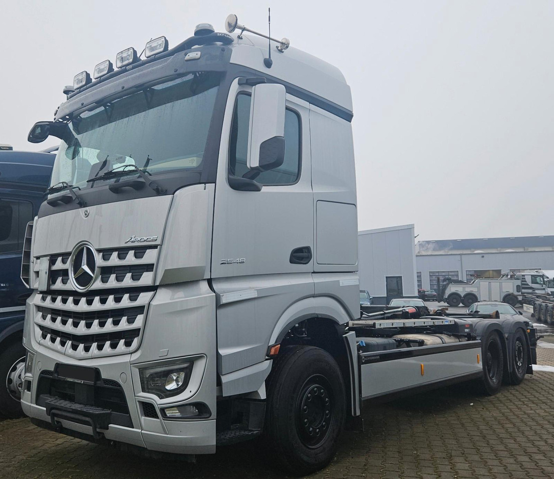 Mercedes-Benz Arocs 2548 L 6x2 Hakenabroller - Hook lift truck: picture 2 Mercedes-Benz Arocs 2548 L 6x2 Hakenabroller - Hook lift truck: picture 2