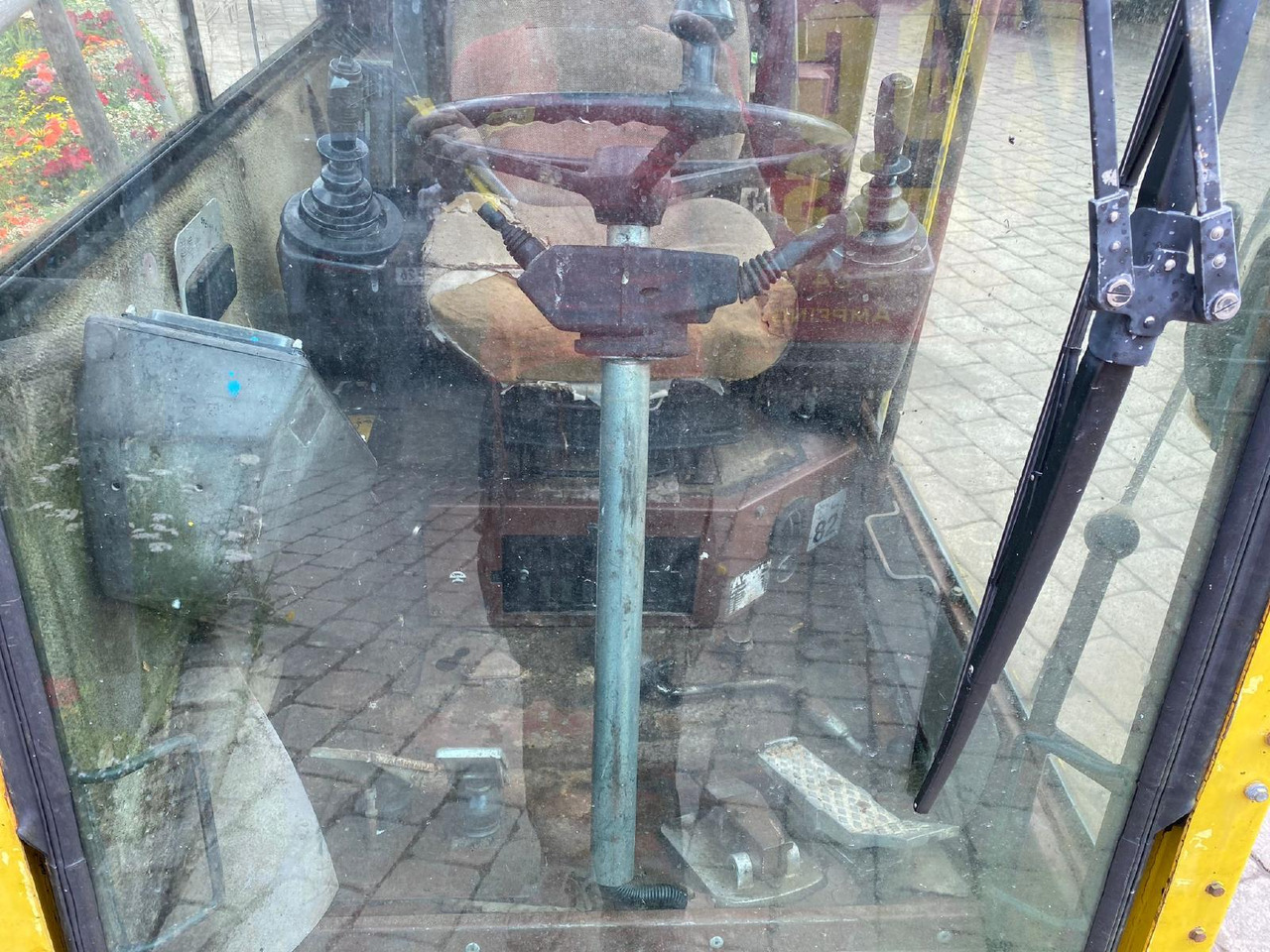 Case 888 P - Cab for Wheel excavator: picture 4 Case 888 P - Cab for Wheel excavator: picture 4