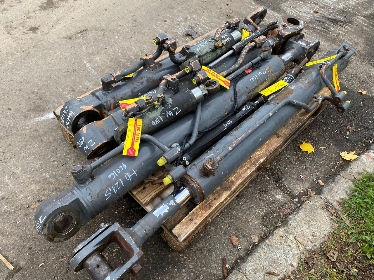 Hitachi ZW 150 - Hydraulic cylinder for Construction machinery: picture 5 Hitachi ZW 150 - Hydraulic cylinder for Construction machinery: picture 5