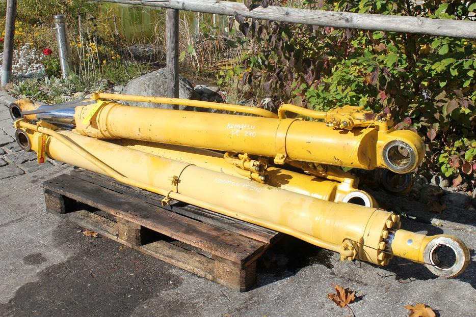 Komatsu PC 240 - Hydraulic cylinder for Construction machinery: picture 1 Komatsu PC 240 - Hydraulic cylinder for Construction machinery: picture 1