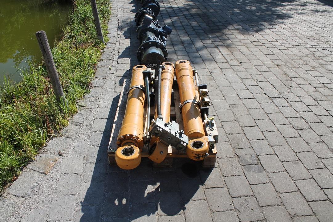 Liebherr A 900 C LIT - Hydraulic cylinder for Construction machinery: picture 2 Liebherr A 900 C LIT - Hydraulic cylinder for Construction machinery: picture 2