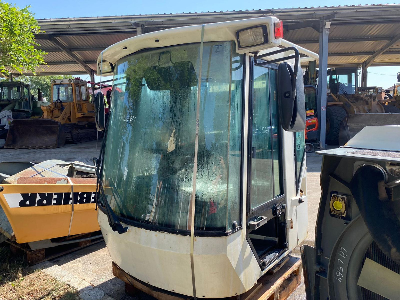 Liebherr L 564 - Cab for Construction machinery: picture 1 Liebherr L 564 - Cab for Construction machinery: picture 1