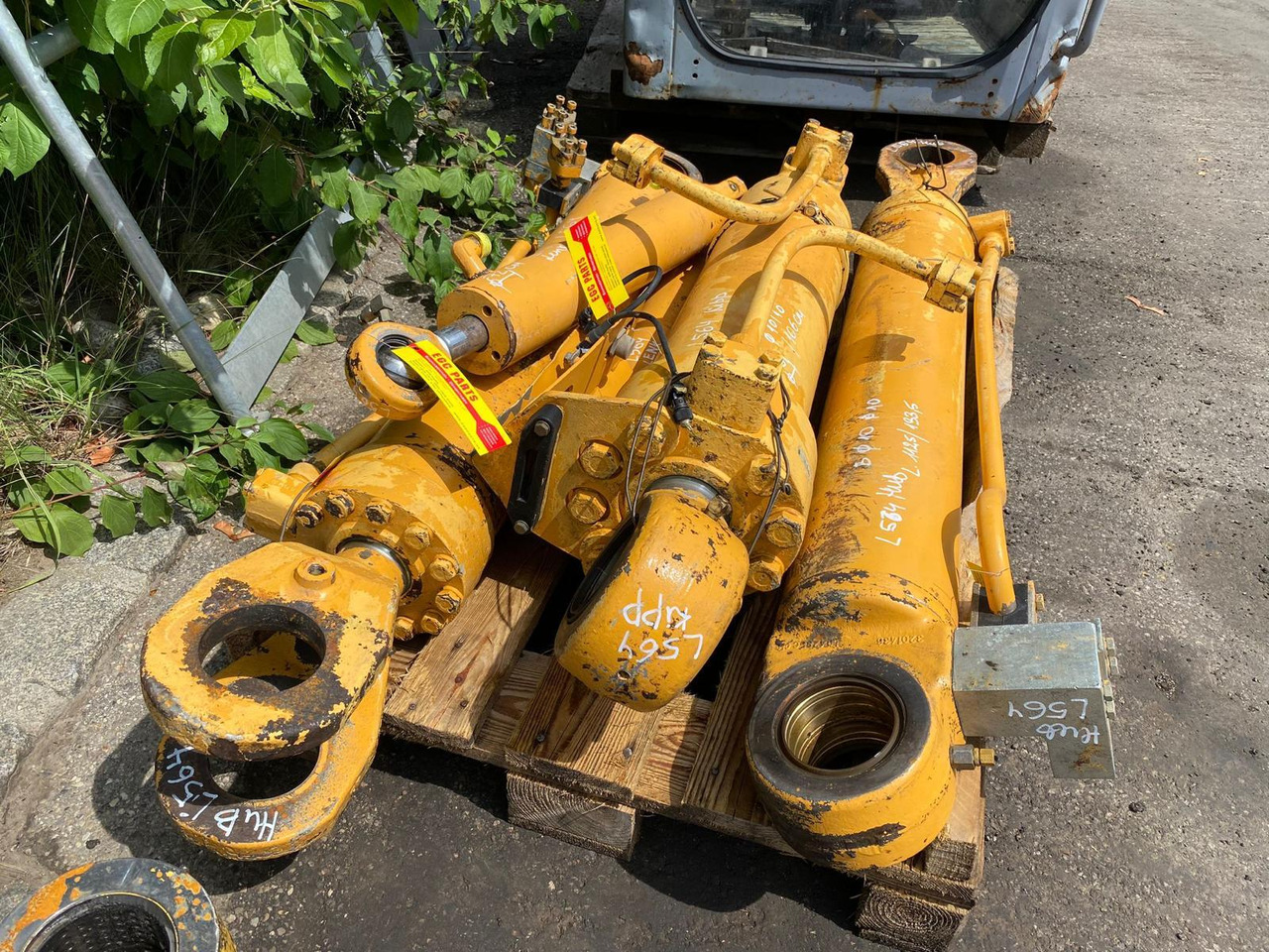 Liebherr L 564 - Hydraulic cylinder for Construction machinery: picture 1 Liebherr L 564 - Hydraulic cylinder for Construction machinery: picture 1