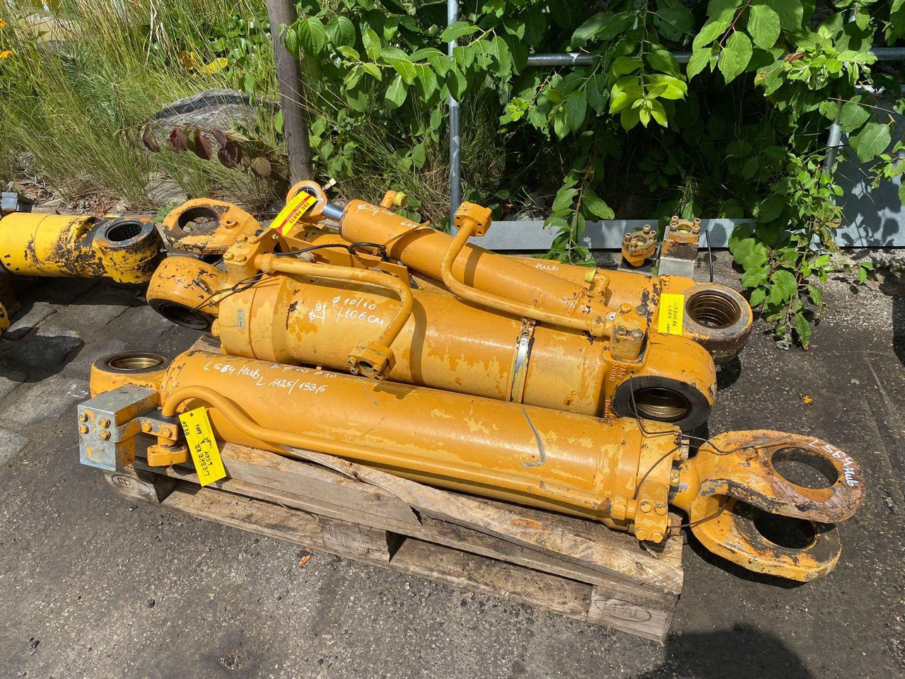 Liebherr L 564 - Hydraulic cylinder for Construction machinery: picture 3 Liebherr L 564 - Hydraulic cylinder for Construction machinery: picture 3