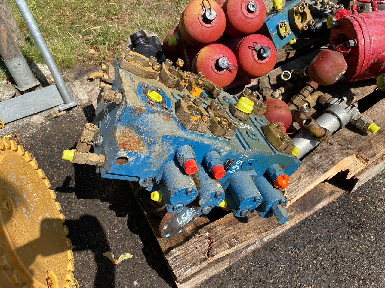 Liebherr L564 - Hydraulic valve for Construction machinery: picture 1 Liebherr L564 - Hydraulic valve for Construction machinery: picture 1