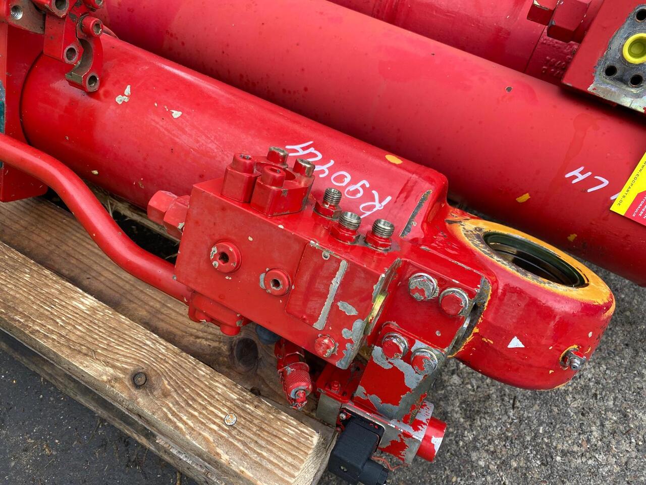 Liebherr R 904 LIT - Hydraulic cylinder for Construction machinery: picture 2 Liebherr R 904 LIT - Hydraulic cylinder for Construction machinery: picture 2