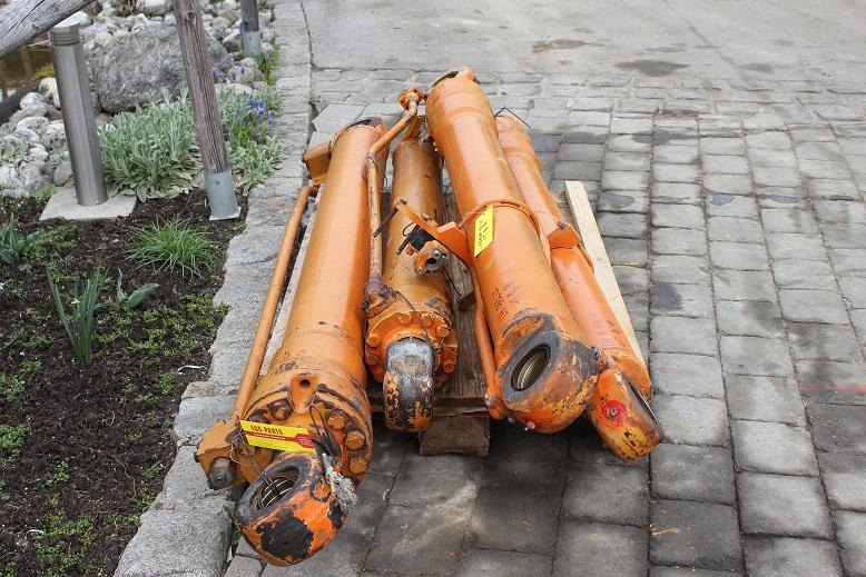 Liebherr R 912 LC LIT - Hydraulic cylinder for Construction machinery: picture 2 Liebherr R 912 LC LIT - Hydraulic cylinder for Construction machinery: picture 2