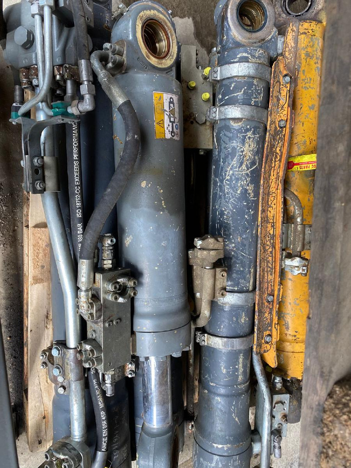 Liebherr R 924 C - Hydraulic cylinder for Construction machinery: picture 2 Liebherr R 924 C - Hydraulic cylinder for Construction machinery: picture 2